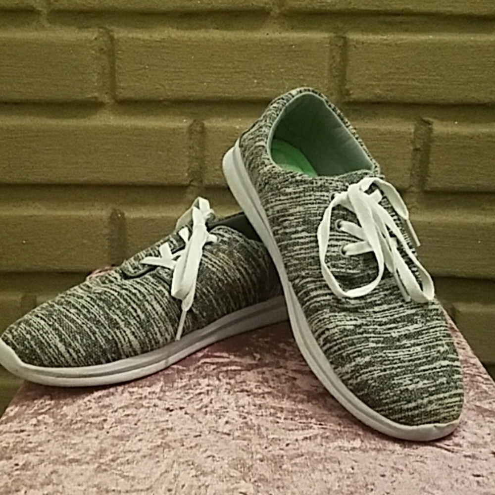 Athletic shoes